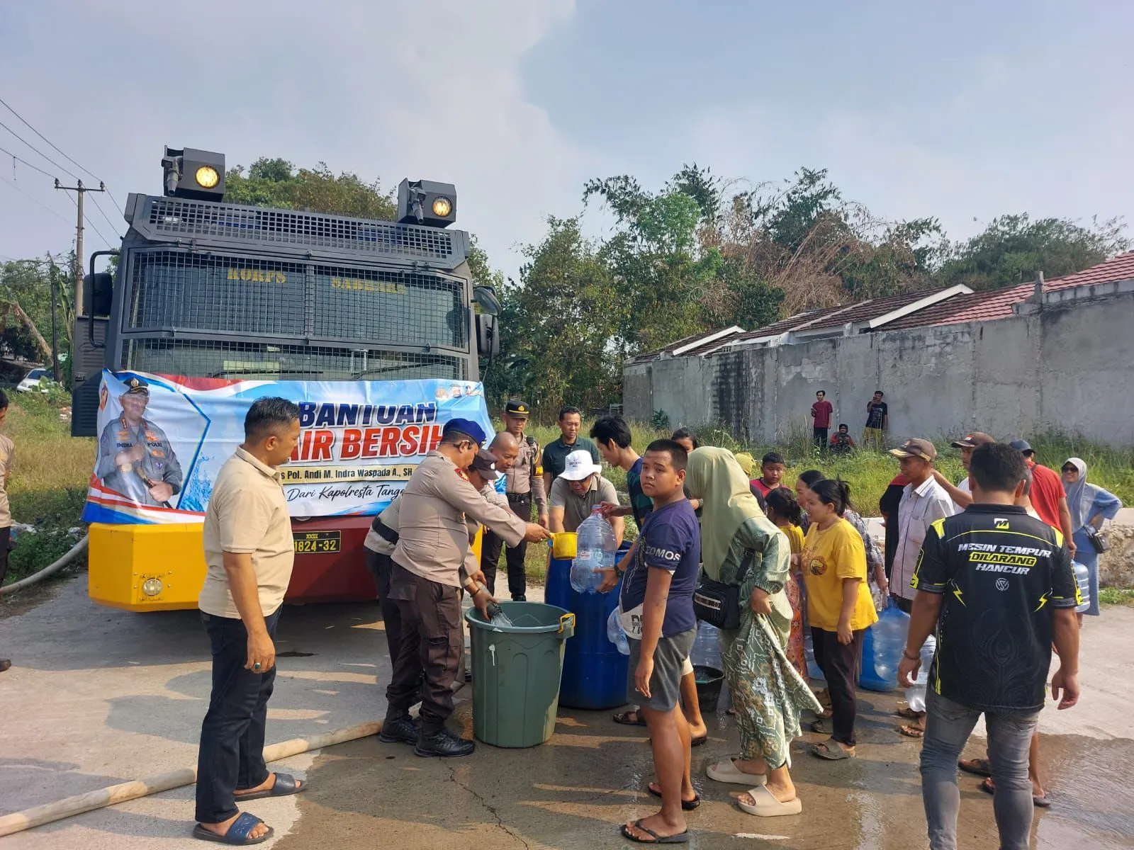 Gunakan Water Canon, Polresta Tangerang Distribusikan Bantuan Air Bersih ke Bantar Panjang Tigaraksa