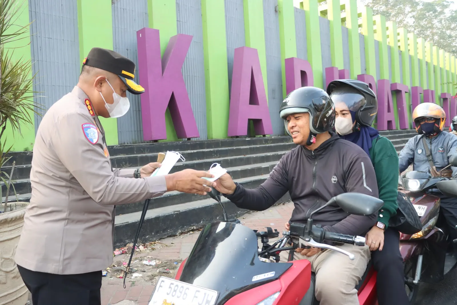 Antisipasi Dampak Abu Vulkanik GAK, Jajaran Polresta Tangerang Bagikan Masker ke Pengguna Jalan