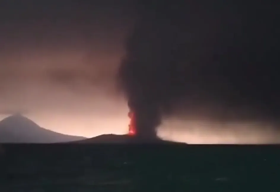 Erupsi Gunung Anak Krakatau Semburkan Abu Vulkanik, Penerbangan di Bandara Soetta Dihentikan Sementara