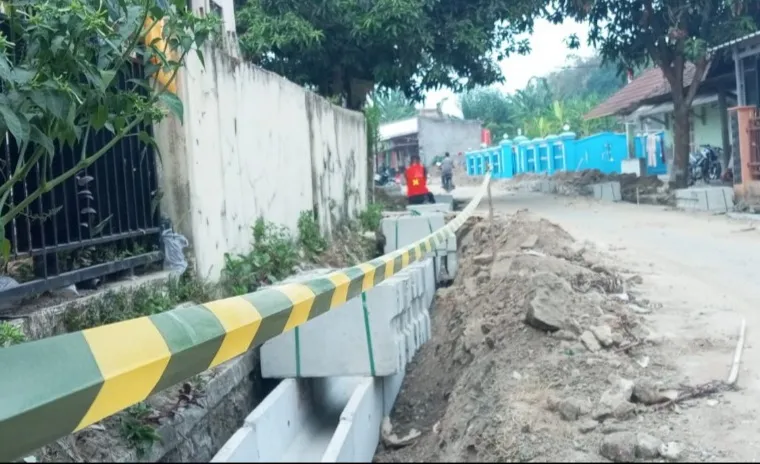 Diduga Tanpa Lapisan Pasir Urug? DPD IWOI Kota Serang Desak Pemeriksaan Teknis Pemasangan U-Ditch di Pager Agung