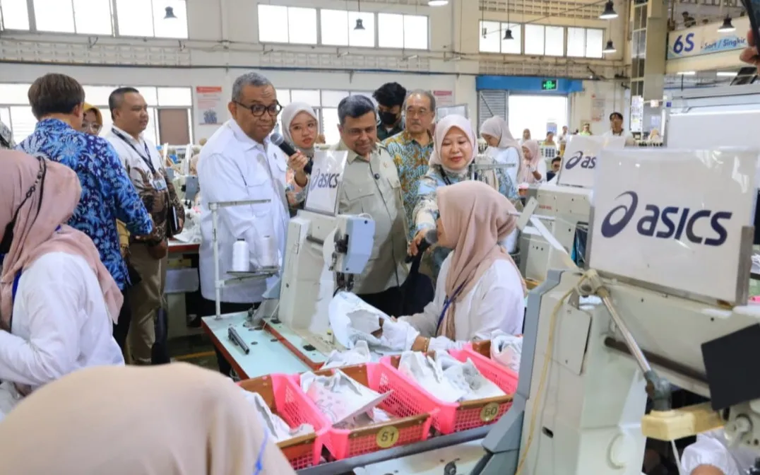 Kunjungi Pabrik Sepatu di Serang, Wamenaker Tekankan Pelindungan Pekerja