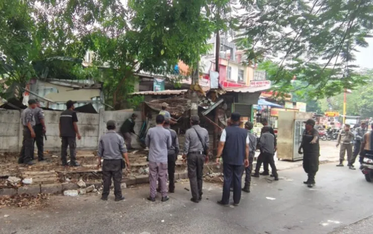 Sudah Lama Diperingatkan, Bangunan Liar di Mutiara Gading Timur Akhirnya Ditertibkan