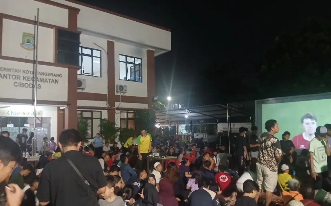 Nobar di Halaman Kecamatan Cibodas: Gelora Semangat Warga Saksikan Indonesia vs Thailand