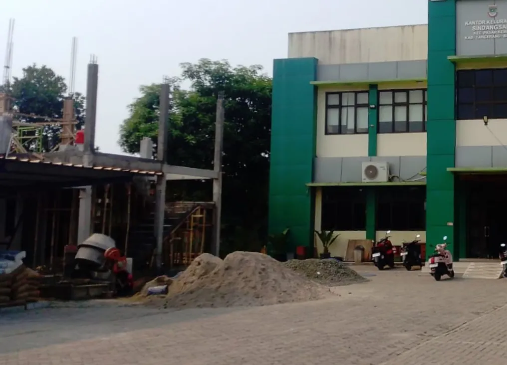 Proyek GSG Sindang Sari Rp2,4 Miliar di Pasar Kemis Disorot: Pekerja Tanpa APD, Pengawas Tak Terlihat