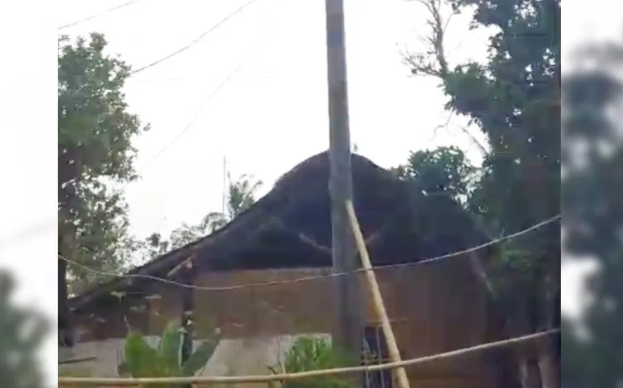 Tiang PLN Miring 4 Meter di Desa Ciruji Lebak Berisiko Menimpa Warga, Sudah Satu Tahun Tak Ditanggapi PLN
